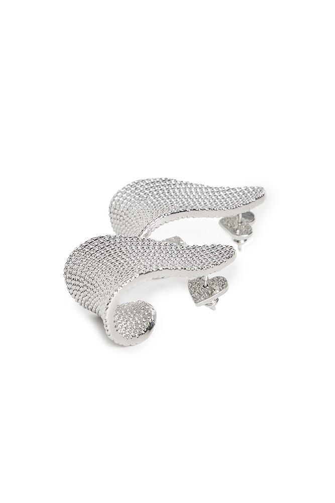 Embossed texture earrings with hear-shape closure