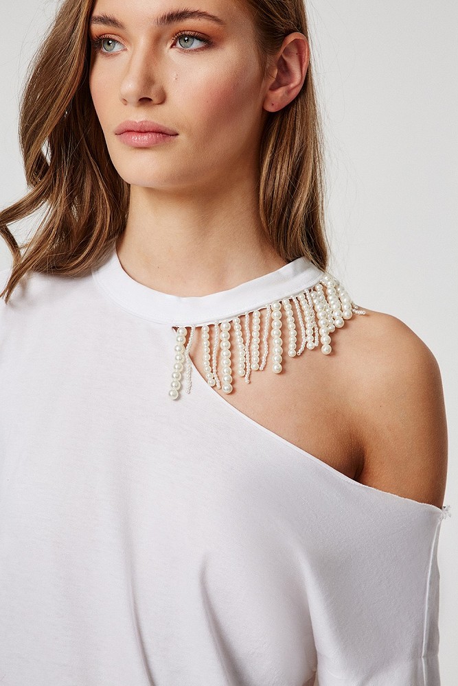 Blouse with hanging pearls