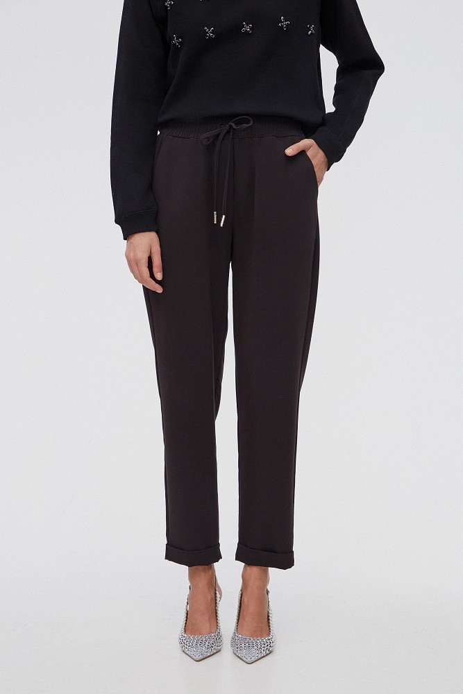 Trousers with waist fastening