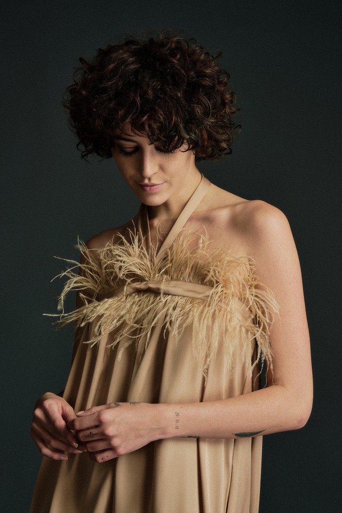 Μάξι σατέν φόρεμα με φτερά - Gold Label