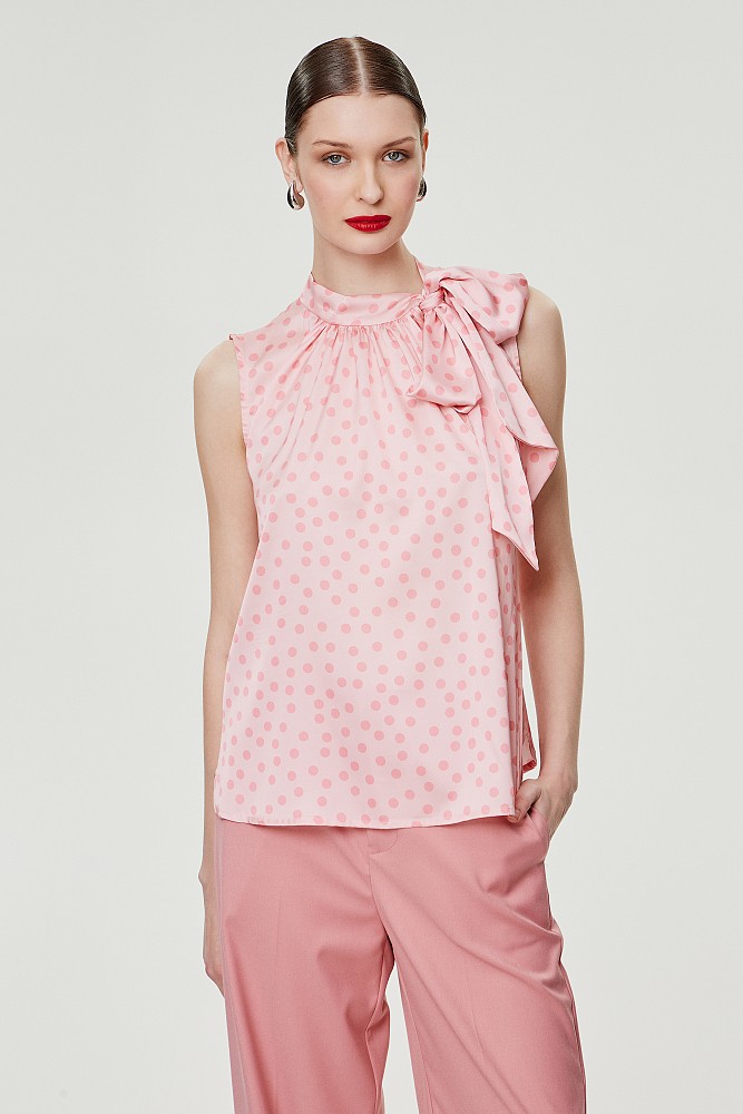 Sleeveless spotted blouse