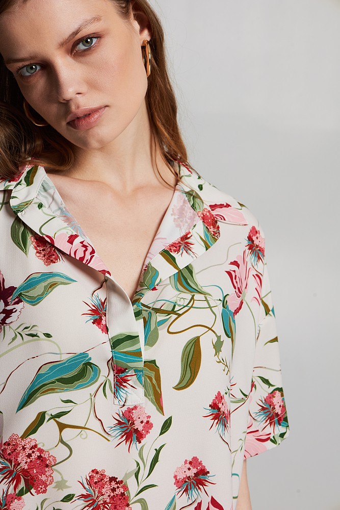 Флорална блуза с яка