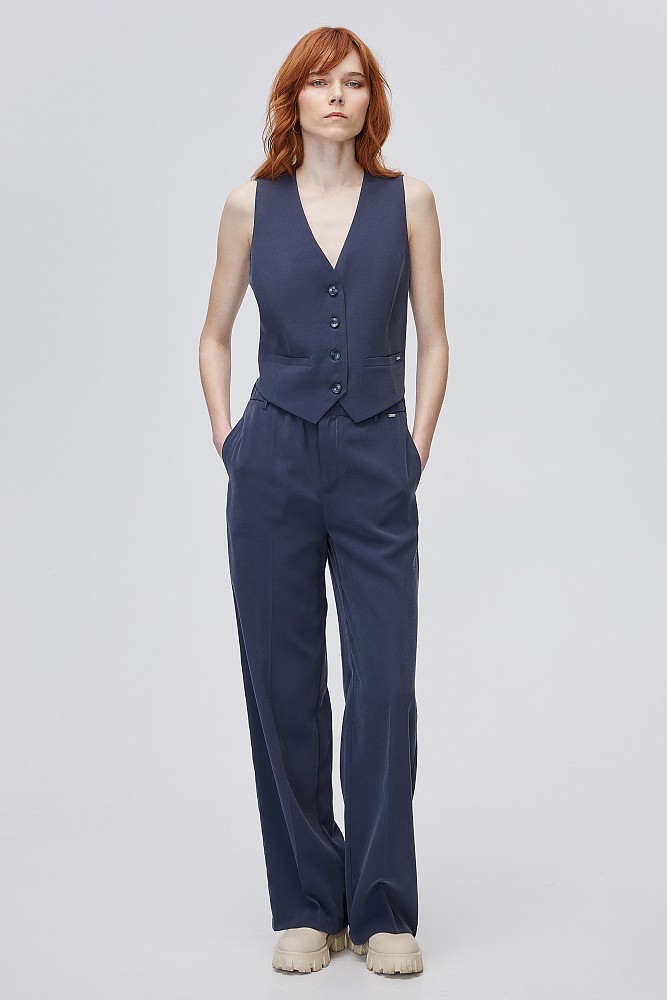 Highwaisted trousers in straight line