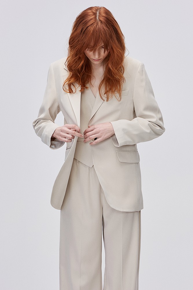 Blazer with collar and front closure