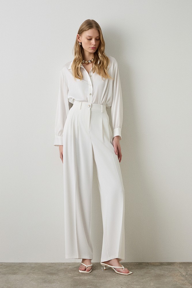 Trousers with pleats