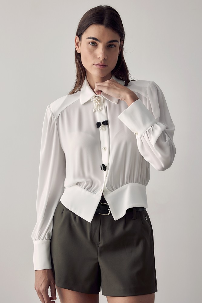 Blouse with long sleeves and pins