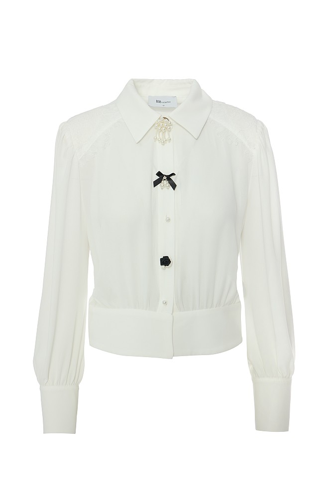 Blouse with long sleeves and pins