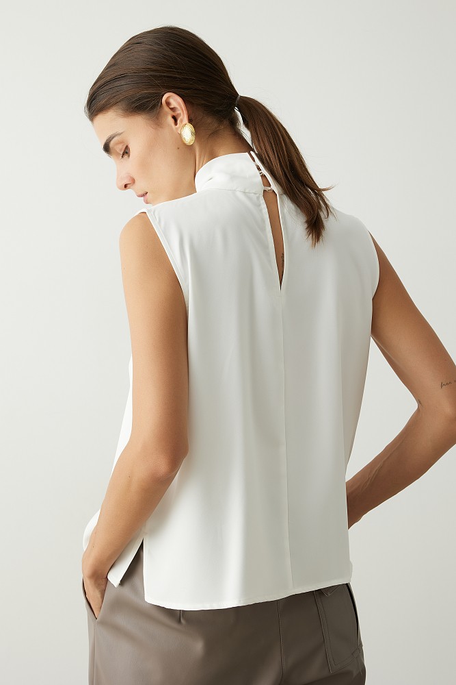 Sleeveless blouse with jewelry