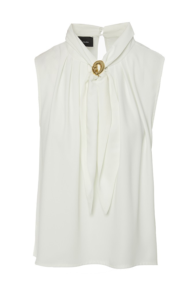 Sleeveless blouse with jewelry