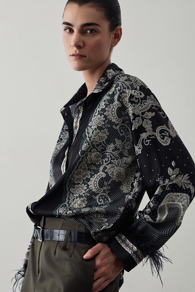 Printed shirt with feathers