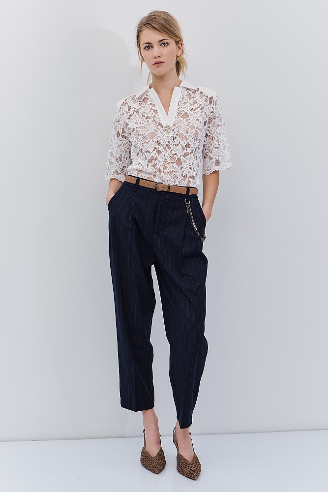Pantalones a rayas con cinturón y cadena