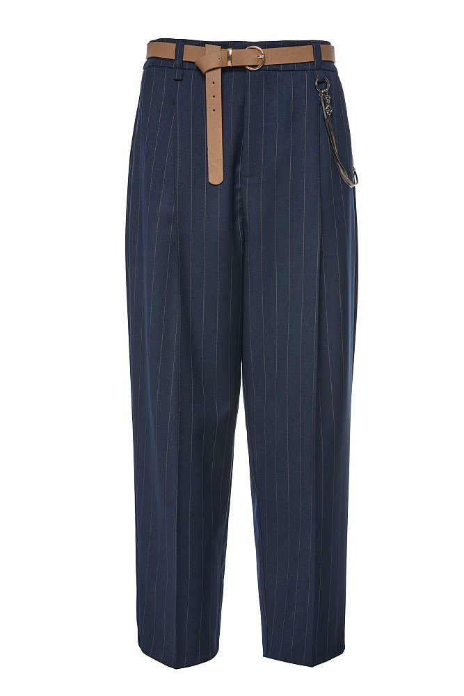 Pantalones a rayas con cinturón y cadena