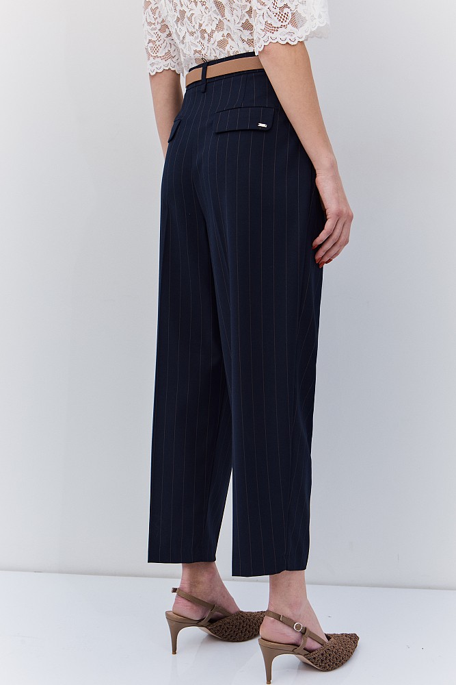 Pantalones a rayas con cinturón y cadena