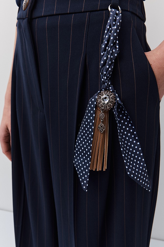 Pantalones a rayas con dije