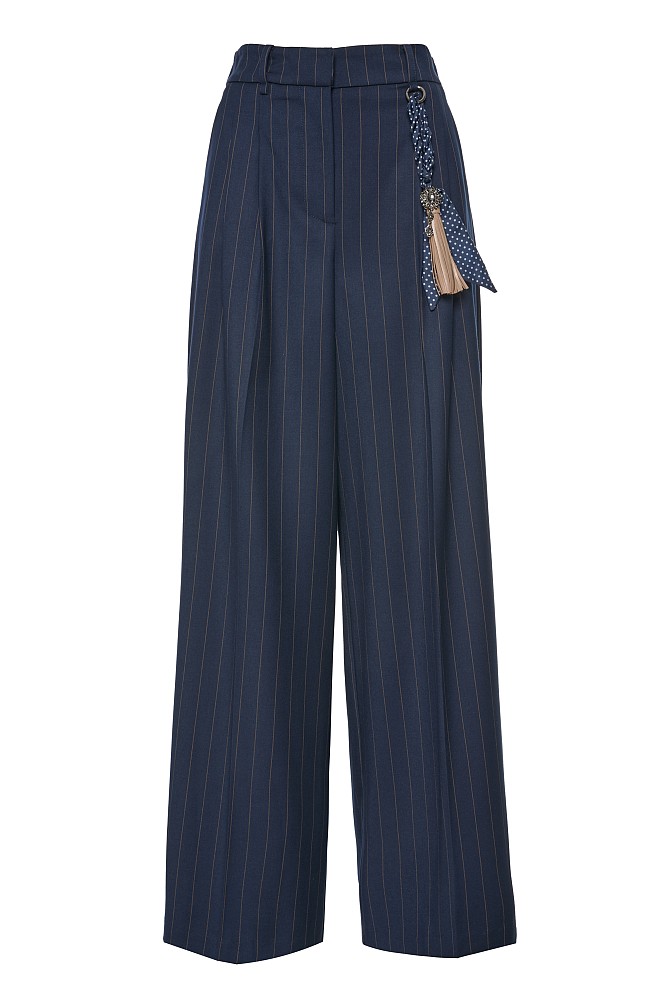 Pantalones a rayas con dije