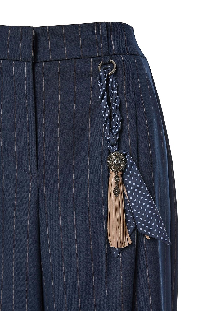 Pantalones a rayas con dije