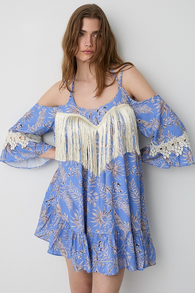Vestido mini estampado con detalles de flecos y volantes