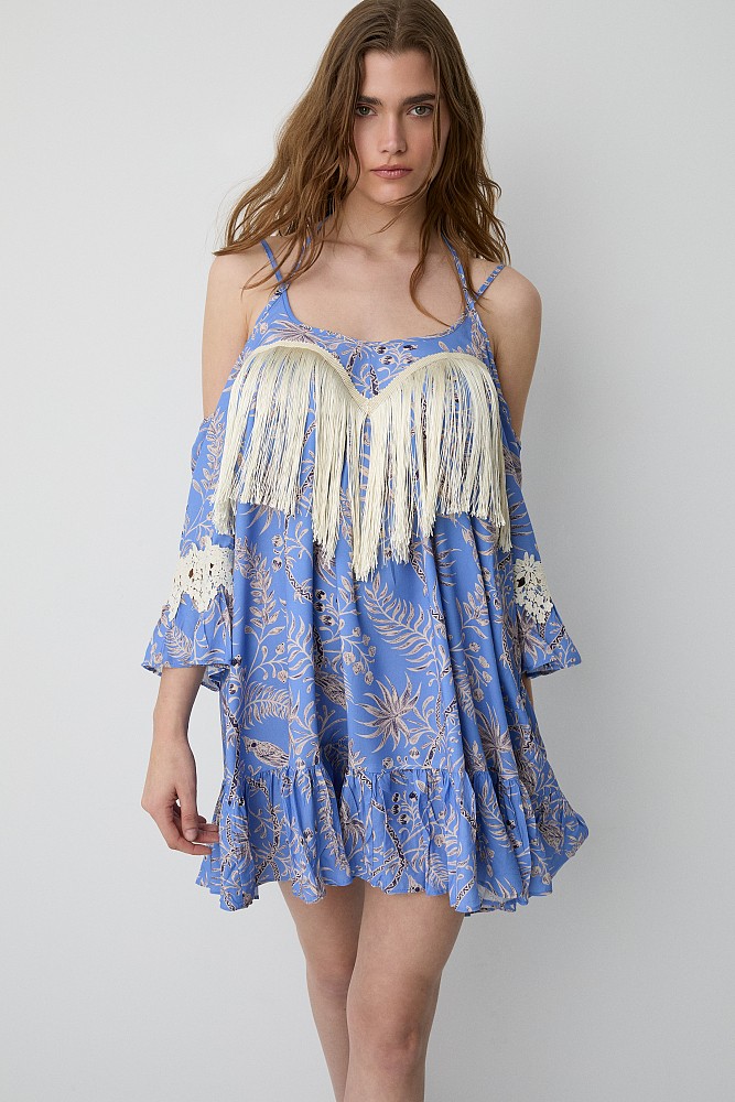 Vestido mini estampado con detalles de flecos y volantes