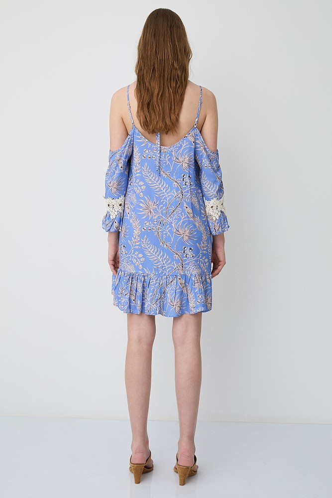 Vestido mini estampado con detalles de flecos y volantes
