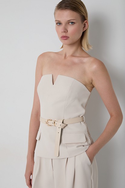 Srapless top with belt