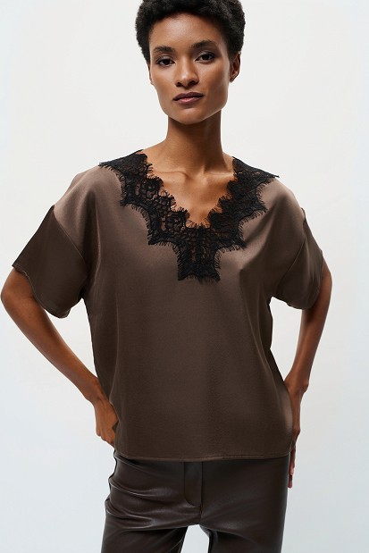 Shortsleeve blouse with lace