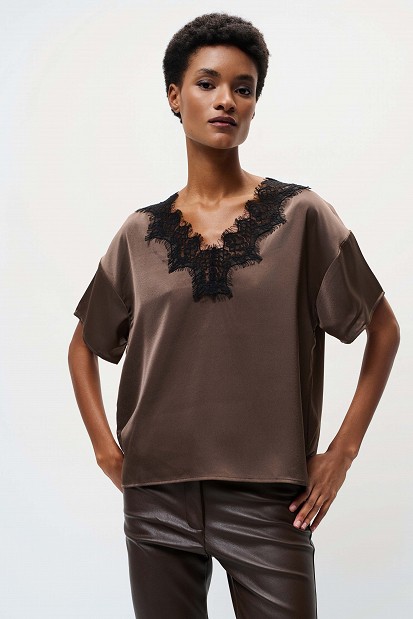 Shortsleeve blouse with lace