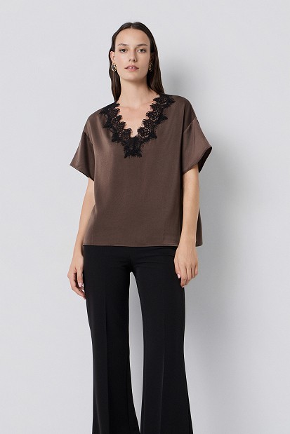 Shortsleeve blouse with lace