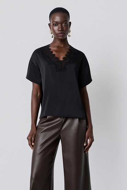 Shortsleeve blouse with lace