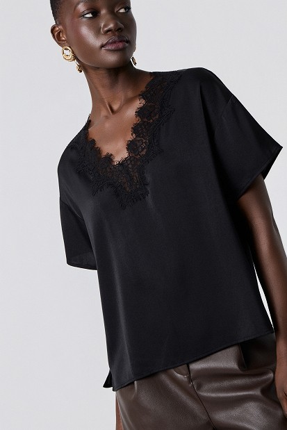 Shortsleeve blouse with lace