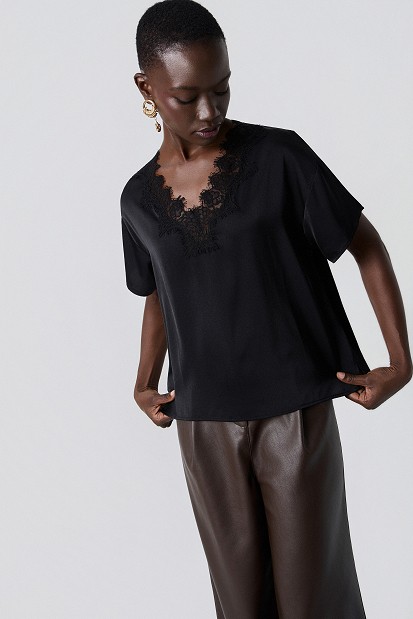 Shortsleeve blouse with lace