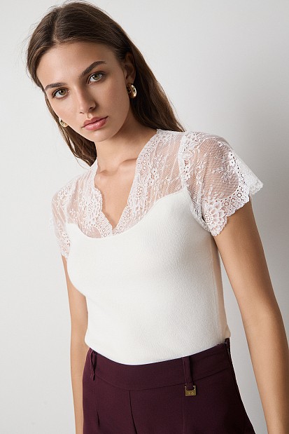 V-neck blouse with lace