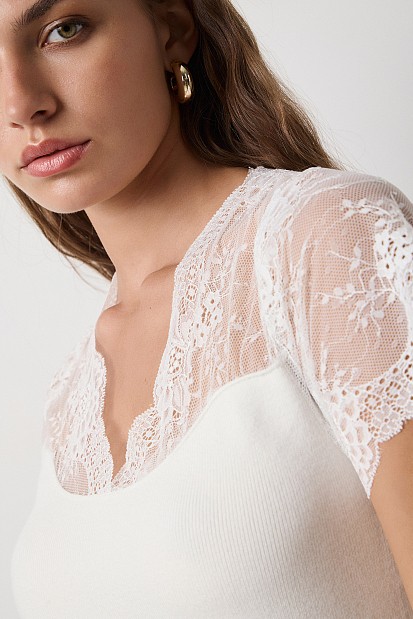 V-neck blouse with lace