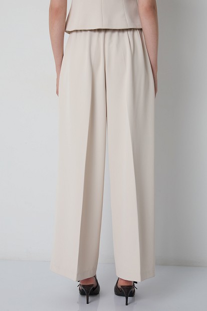 Pleated trousers with an elasticated waistband
