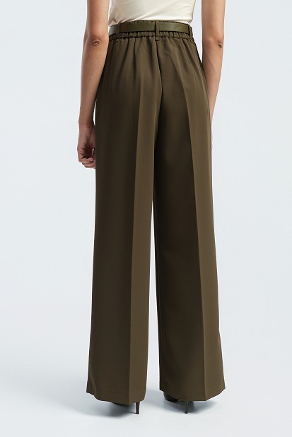 Pleated trousers with an elasticated waistband
