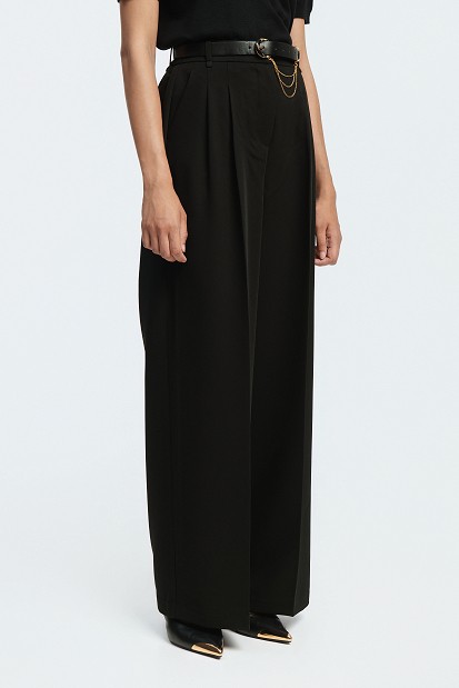 Pleated trousers with an elasticated waistband