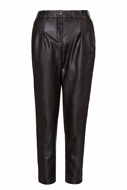 Pantaloni cu pliuri și aspect de piele