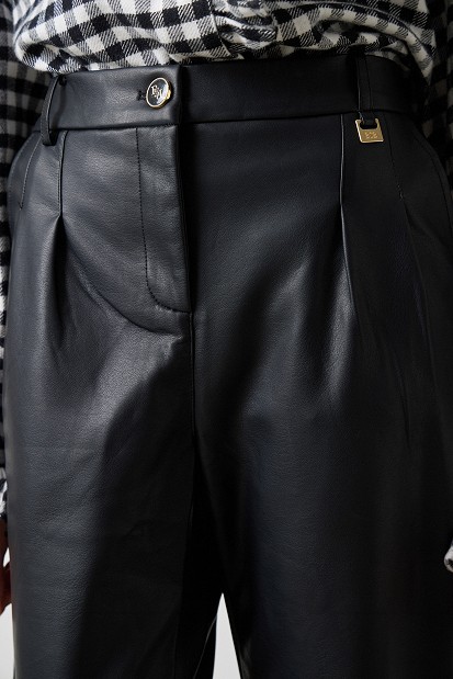 Pantaloni cu pliuri și aspect de piele