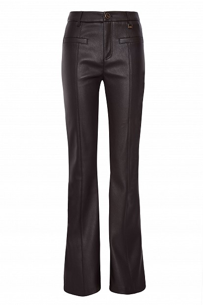 Pantaloni evazați cu aspect de piele