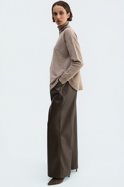 Pantaloni wide leg cu aspect de piele și pliuri