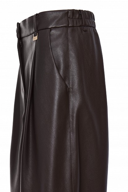 Pantaloni wide leg cu aspect de piele și pliuri