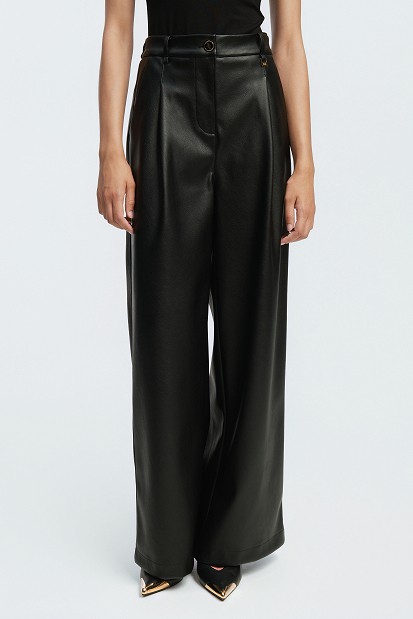 Pantaloni wide leg cu aspect de piele și pliuri