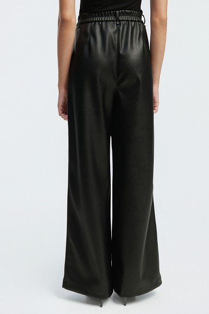 Pantaloni wide leg cu aspect de piele și pliuri