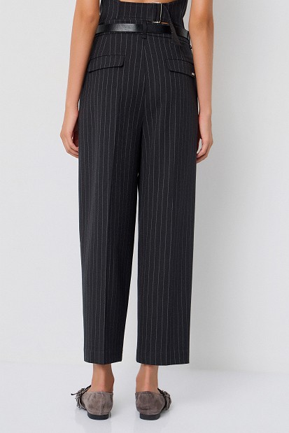 Скъсен раиран панталон