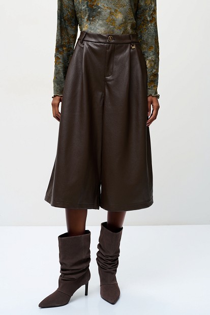 Pleated leather-look bermuda shorts