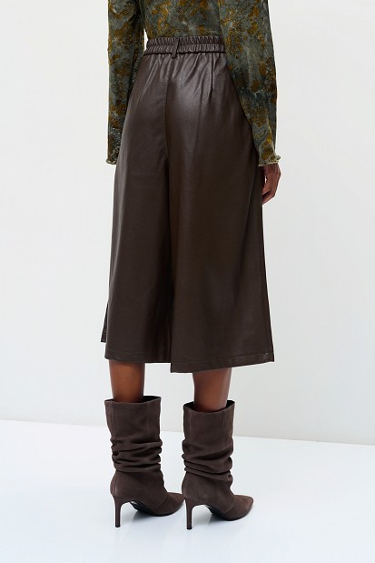 Pleated leather-look bermuda shorts
