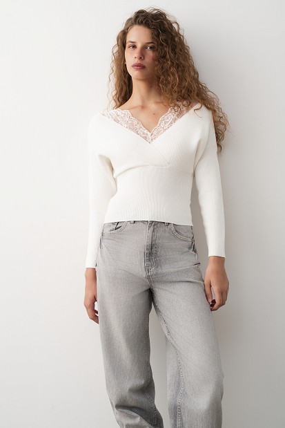 Bluză petrecută din tricot cu dantelă