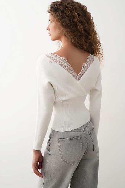 Bluză petrecută din tricot cu dantelă