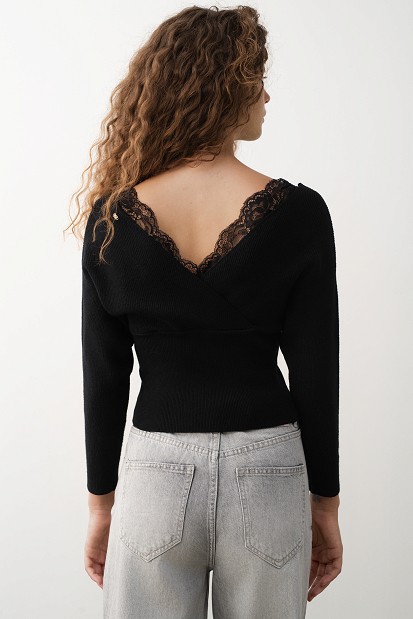 Bluză petrecută din tricot cu dantelă