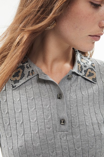 Tricou polo cu guler cu pietricele