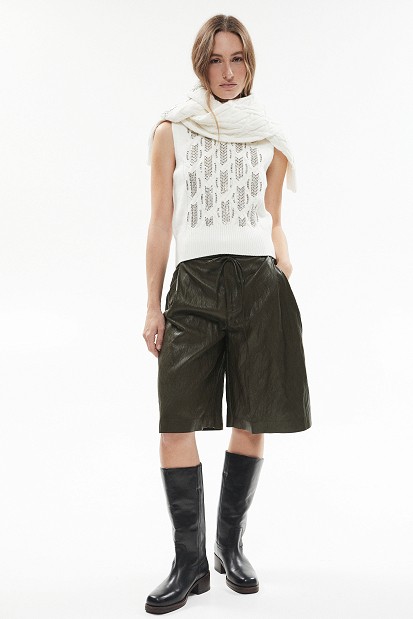 Sleeveless knitted sweater with rhinestones
